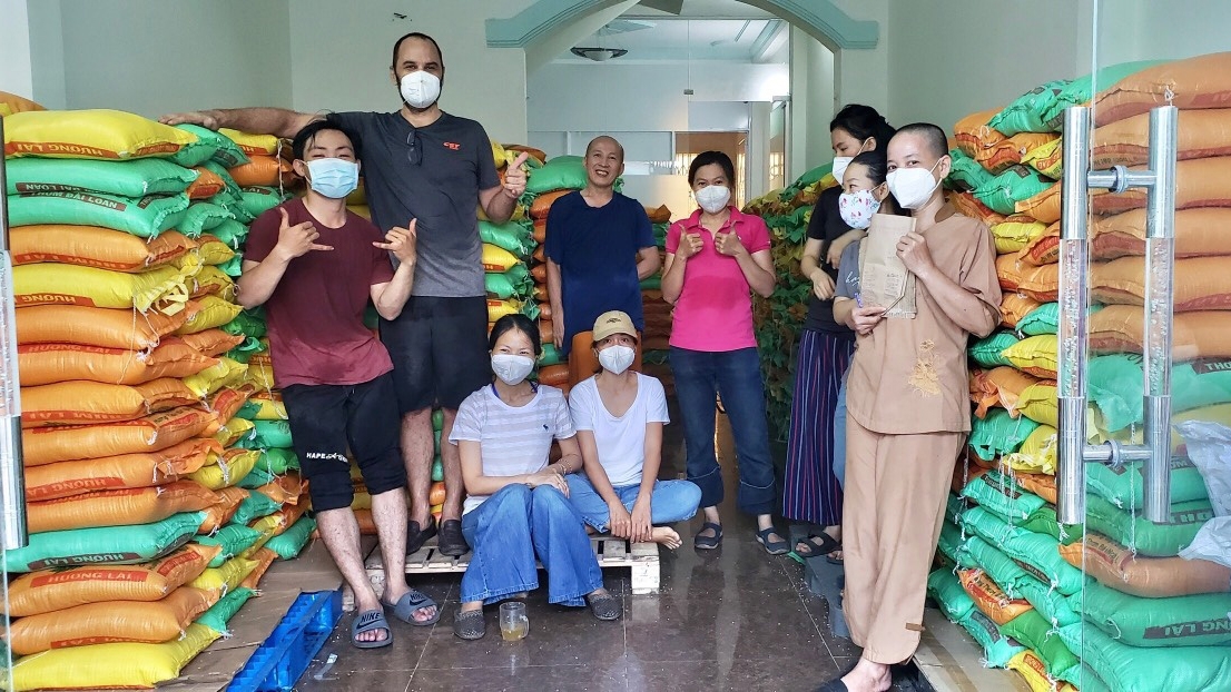 Foreigners and Vietnamese join hands to help the poor